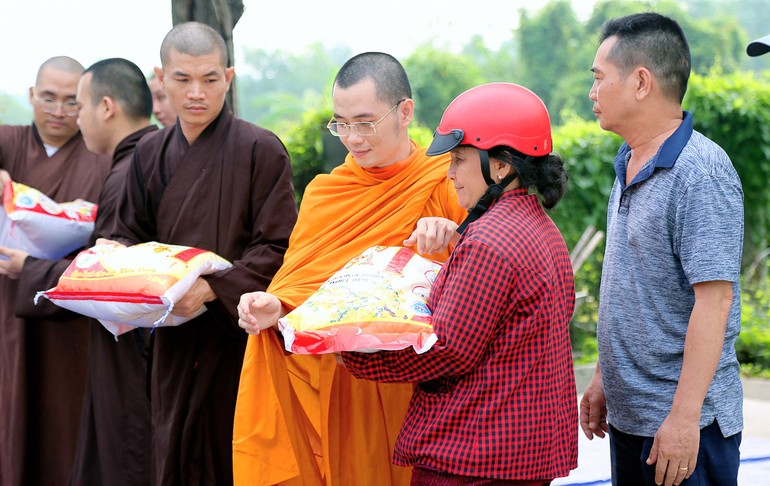 Tăng sinh Học viện Phật giáo VN tại TP.HCM trao quà đến các hoàn cảnh khó khăn trên địa bàn xã Lê Minh Xuân, H.Bình Chánh