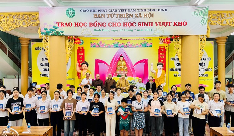 50 em học sinh vượt khó học tốt được nhận học bổng từ Ban Từ thiện xã hội GHPGVN tỉnh Bình Định