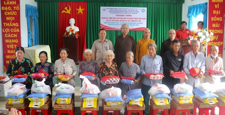 Đoàn trao quà đến các hộ ngư dân có hoàn cảnh khó khăn tại xã Tân Thủy, H.Ba Tri, Bến Tre