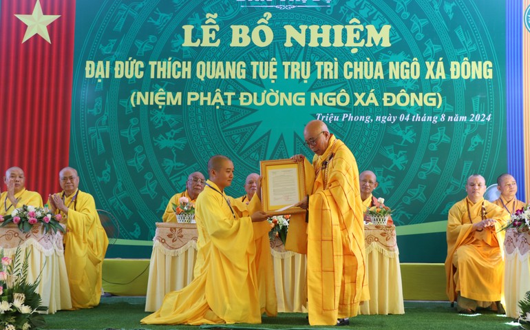 Hòa thượng Thích Thiện Tấn trao quyết định bổ nhiệm trụ trì chùa Ngô Xá Đông đến Đại đức Thích Quang Tuệ