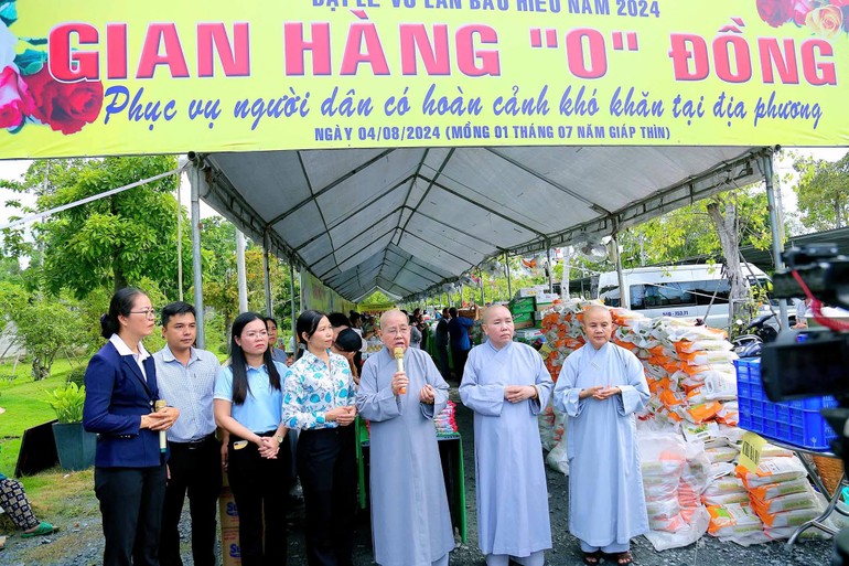 Ni trưởng Thích nữ Từ Nhẫn phát biểu tại buổi khai mạc "Gian hàng 0 đồng" tại chùa Thanh Tâm (xã Lê Minh Xuân, H.Bình Chánh, TP.HCM)