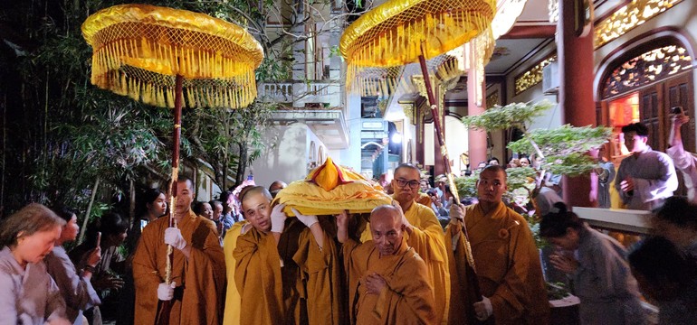 Cung thỉnh nhục thân Hòa thượng Thích Huệ Thành rời thiền thất đến Giác linh đường nhập kim quan