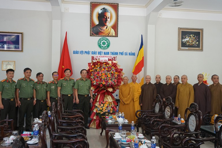 Công an TP.Đà Nẵng tặng hoa chúc mừng Ban Trị sự GHPGVN thành phố nhân Đại lễ Vu lan