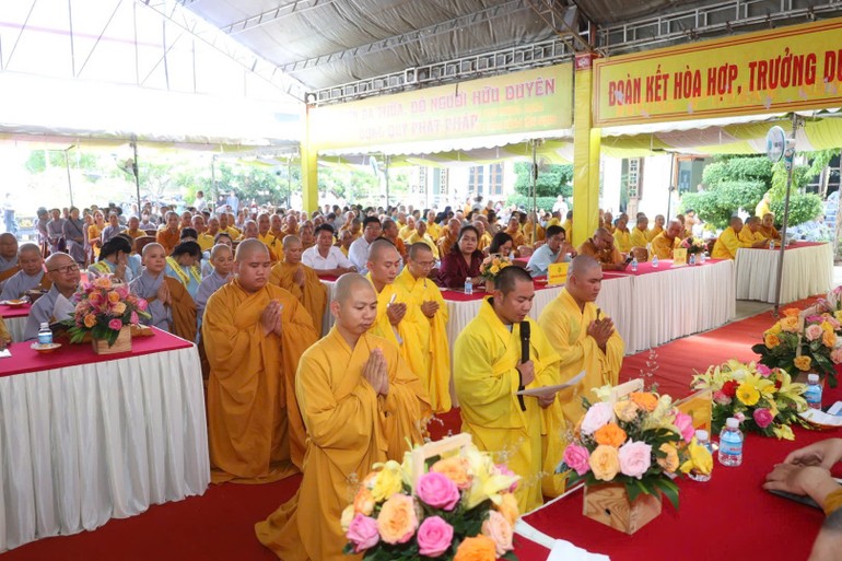 Đại diện chư hành giả an cư dâng lời tác bạch khánh tuế chư tôn giáo phẩm Ban Chứng minh, Ban Trị sự GHPGVN tỉnh Bình Thuận thêm một hạ lạp