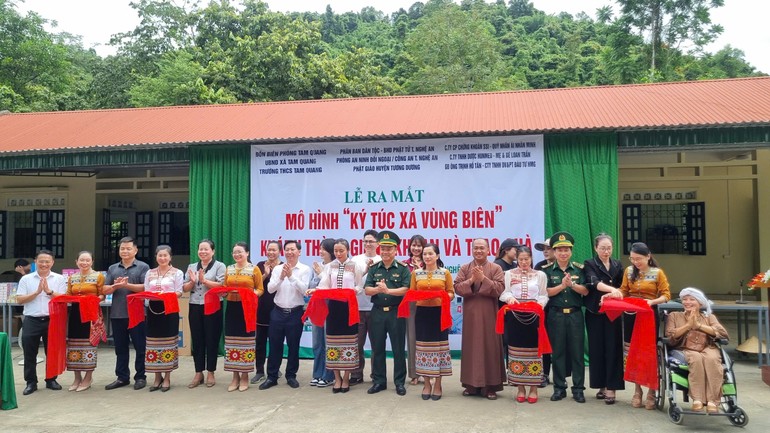 Cắt băng khánh thành mắt mô hình “Ký túc xá vùng biên” tại xã Tam Quang (H.Tương Dương, Nghệ An)