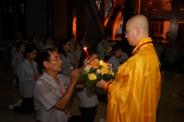 Thượng tọa Thích Thông Đạo truyền đăng đến Trại trưởng Liên trại huấn luyện huynh trưởng Lộc Uyển - A Dục 2024