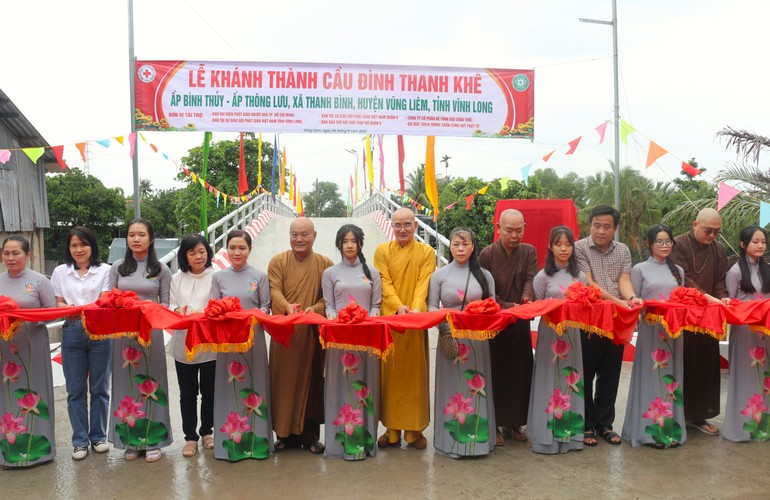 Cắt băng khánh thành cầu Đình Thanh Khê nối liền ấp Bình Thủy và Thông Lưu tại xã Thanh Bình, H.Vũng Liêm, tỉnh Vĩnh Long