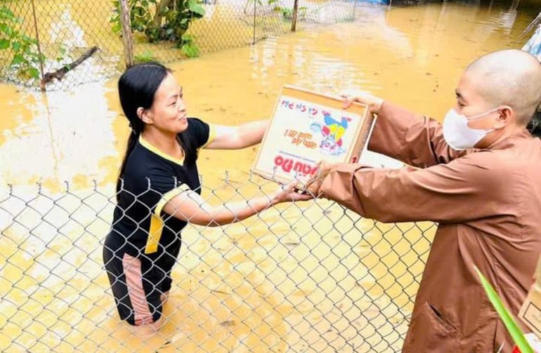 Trao thực phẩm đến tận tay bà con vùng lũ