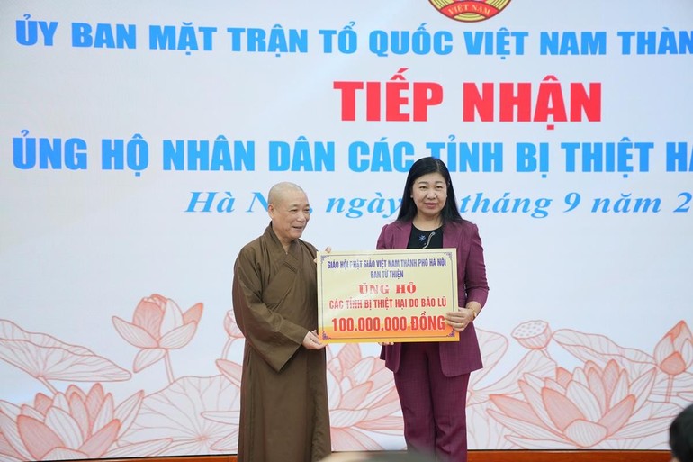 Hòa thượng Thích Bảo Nghiêm đại diện Ban Từ thiện xã hội GHPGVN TP.Hà Nội trao bảng tượng trưng ủng hộ số tiền 100 triệu đồng cho các tỉnh bị thiệt hại do bão lũ