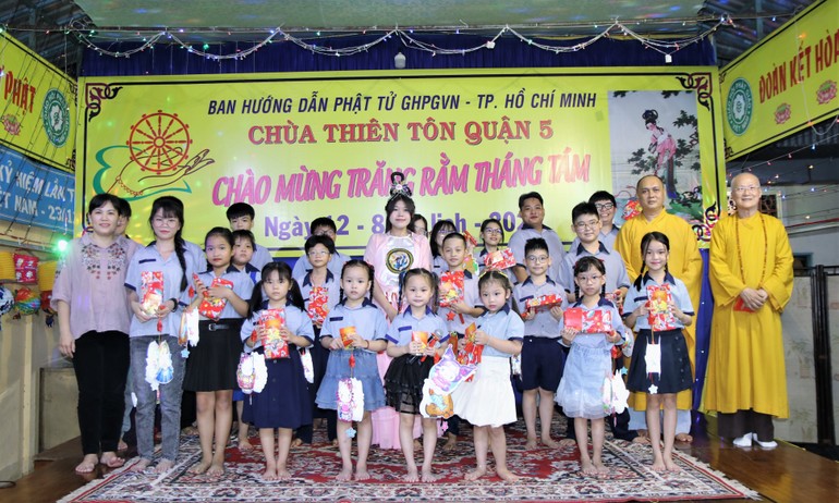 Trao quà Trung thu đến các em thiếu nhi trên địa bàn P.6, Q.5 (TP.HCM)