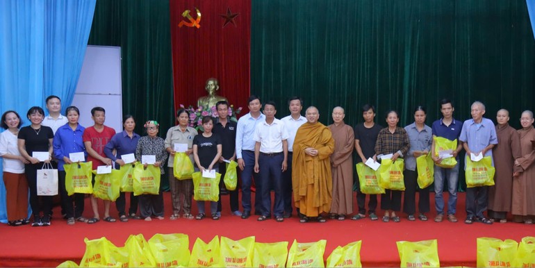 Đoàn tịnh xá Linh Sơn (Thanh Hóa) trao quà đến đồng bào vùng bão lũ tại tỉnh Thái Nguyên