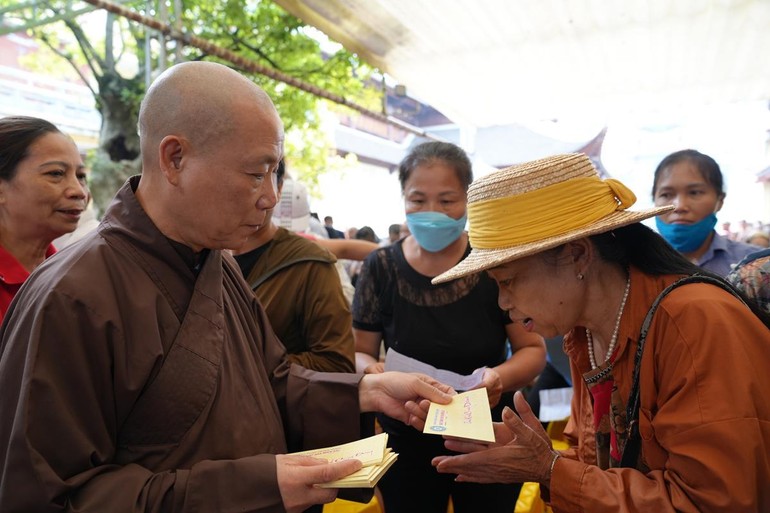 Hòa thượng Thích Bảo Nghiêm tận tay trao quà đến người dân tại trung tâm TP.Yên Bái