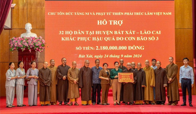 Đoàn chư tôn đức Tăng Ni, Phật tử Thiền phái Trúc Lâm VN trao hỗ trợ 2 tỷ 180 triệu đồng cho 32 hộ dân tại H.Bát Xát, Lào Cai để khắc phục hậu quả do cơn bão số 3 gây ra