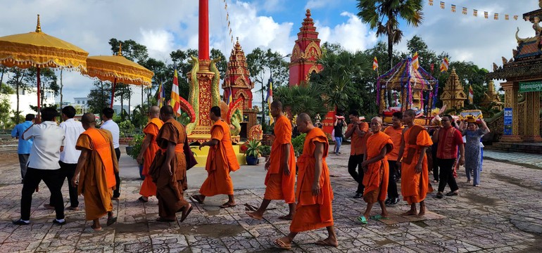 Lễ dâng y Kathina tại chùa Monivongsa (Cà Mau)