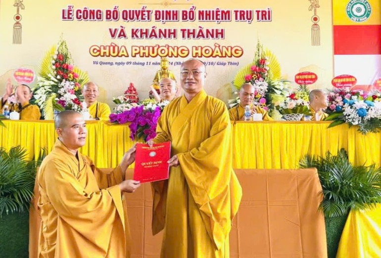 Trao quyết định bổ nhiệm trụ trì chùa Phượng Hoàng đến Đại đức Thích Chúc Huy