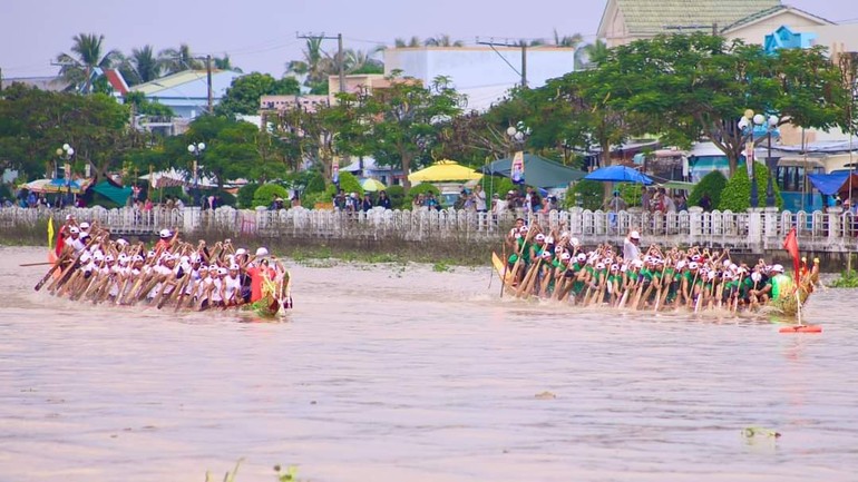 Đội ghe ngo nam H.Cầu Kè (áo trắng) và H.Càng Long (áo xanh) tranh tài ở cự ly 1.000m