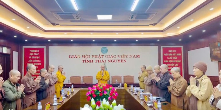 Chư tôn đức niệm Phật cầu gia hộ trước khi tiến hành phiên họp