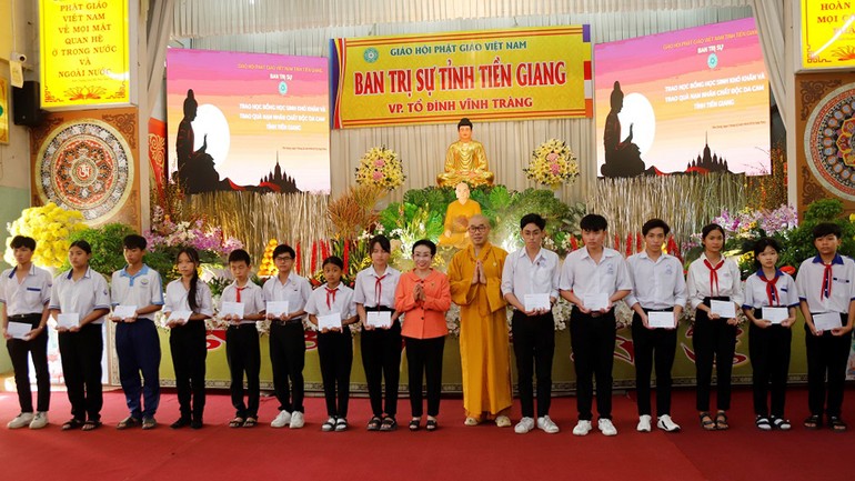 Trao học bổng đến các em học sinh, sinh viên H.Cái Bè, Tiền Giang