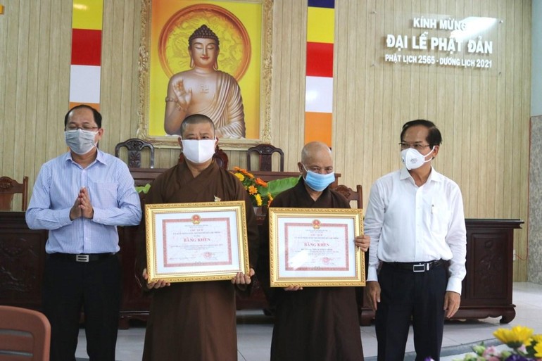 Trao Bằng khen của Chủ tịch Ủy ban Nhân dân TP.HCM đến Ban Trị sự Phật giáo huyện và Hòa thượng Thích Thiện Minh - Ảnh: Q.Thiện