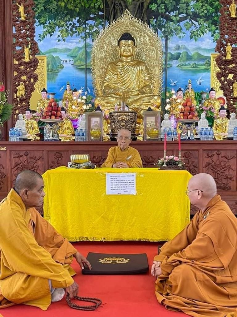 Trưởng lão Hòa thượng Thích Tịnh Hạnh, viện chủ chùa Phật Bửu chứng minh lễ tác pháp Tứ tứ của chư Tăng