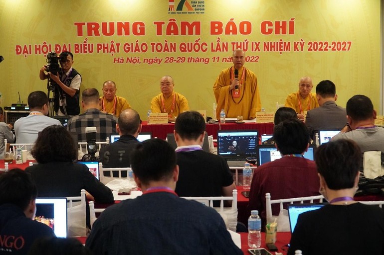 Thượng tọa Thích Đức Thiện chia sẻ với báo chí về sự thành công của Đại hội đại biểu Phật giáo toàn quốc lần IX 