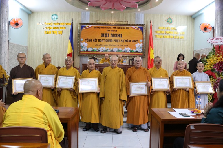 Ban Trị sự Thành phố trao Bằng tuyên dương công đức đến Tăng, Ni Phật giáo huyện Hóc Môn