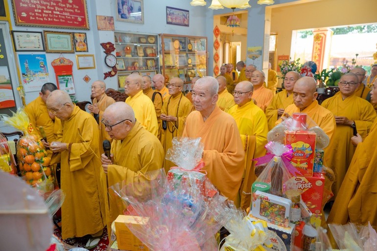 Chư tôn đức giáo phẩm niêm hương cầu nguyện Giác linh cố Hòa thượng cao đăng Phật quốc 