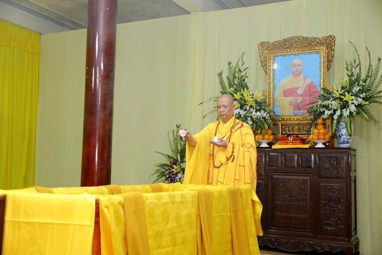 Hòa thượng Thích Phước Minh sái tịnh kim quan - Ảnh: Ban TT-TT Phật giáo tỉnh