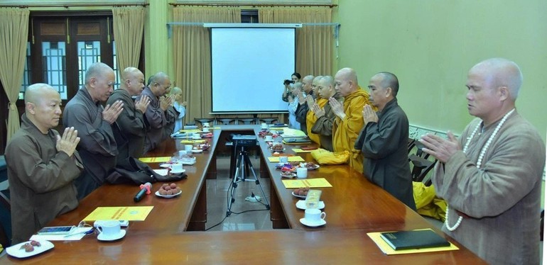 Chư tôn đức niệm Phật cầu gia bị trước khi bước vào phiên họp chiều ngày 6-7