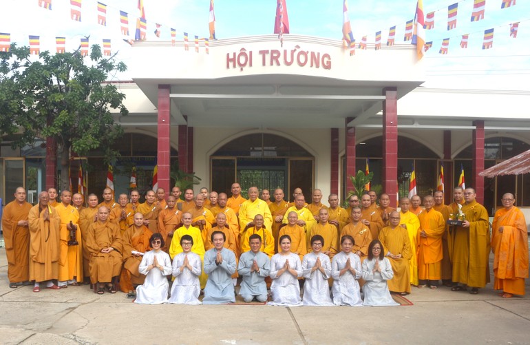 Đoàn Ban Thường trực Ban Trị sự Phật giáo TP.HCM thăm hạ trường Long Hoa cổ tự (Q.7)