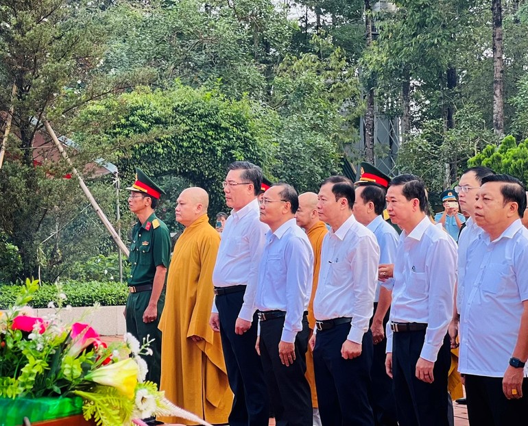 Ban Trị sự Phật giáo H.Long Thành và chính quyền huyện tưởng niệm anh linh anh hùng, liệt sĩ tại Nghĩa trang huyện nhà - Ảnh: Thiện Huy