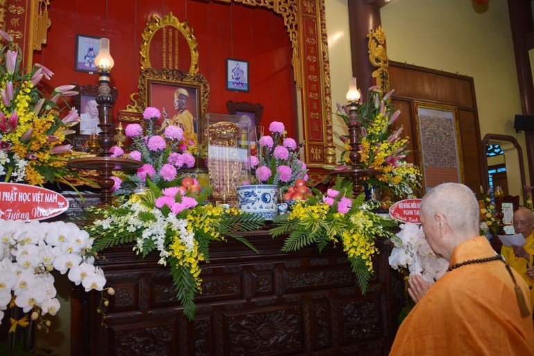 Đức Pháp chủ GHPGVN dâng tưởng niệm Đại lão Hòa thượng Thích Tịnh Khiết tại Tổ đường thiền viện Vạn Hạnh - Ảnh: Bảo Toàn/BGN