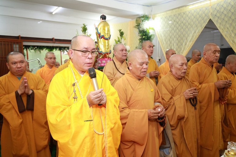 Chư tôn đức Ban Trị sự Phật giáo Q.Tân Bình viếng tang - Ảnh: Chúc Duyên
