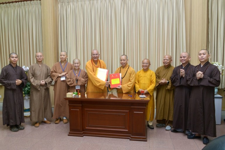 Học viện Phật giáo VN tại TP.HCM ký kết bản ghi nhớ hợp tác đào tạo với Phật học viện Viên Quang - Ảnh: Bảo Toàn/BGN
