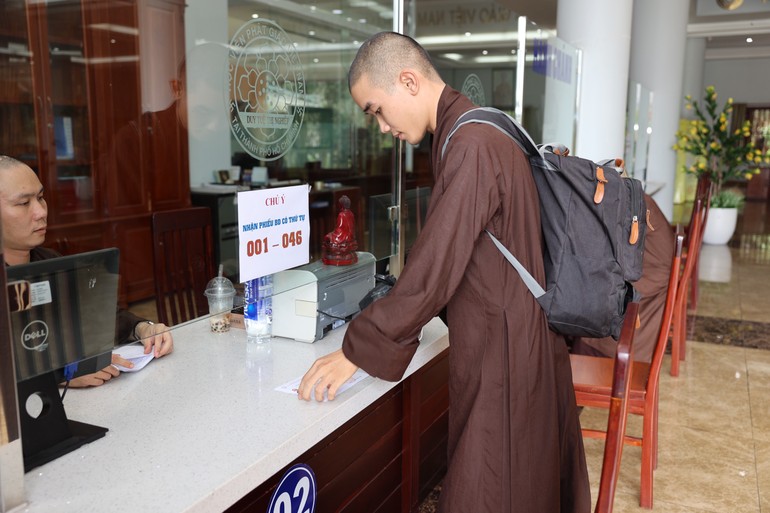 Thí sinh làm thủ tục nhận phiếu báo danh để tham dự Kỳ thi tuyển sinh cử nhân Phật học khóa XIX do Học viện Phật giáo VN tại TP.HCM tổ chức