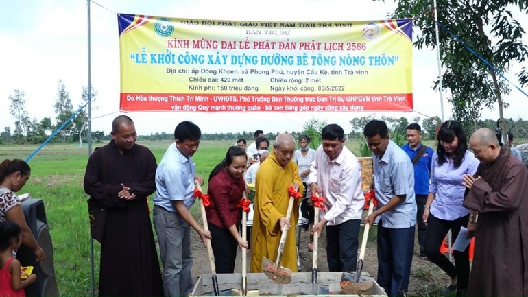 Ban Trị sự Phật giáo tỉnh Trà Vinh xây dựng đường giao thông nông thôn và tặng quà bà con nghèo mùa Phật đản