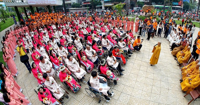 Tác phẩm “Đại hỷ” của tác giả Phạm Minh Giảng với nội dung thể hiện lễ hằng thuận của 50 cặp vợ chồng trong niềm hạnh phúc lớn