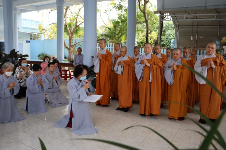 Chùa Phước Duyên cúng dường các trường hạ - Ảnh: Bảo Nguyên