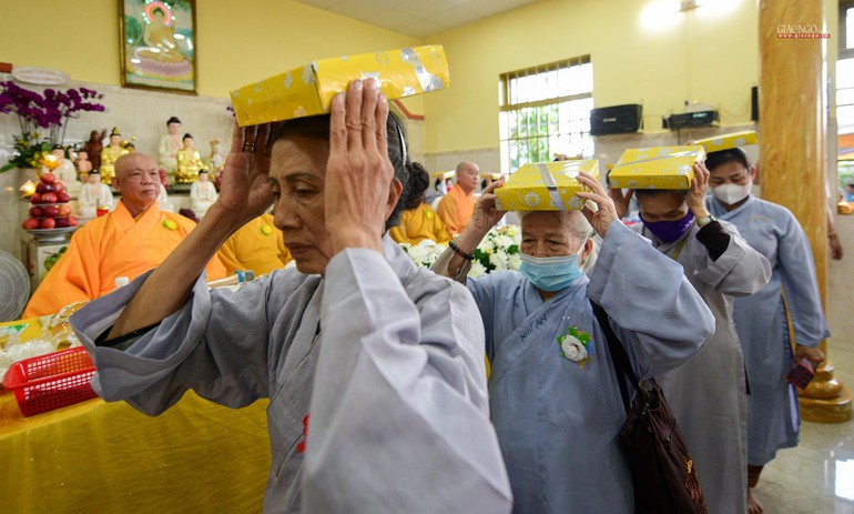 Phật tử tịnh thất An Lạc dâng y cúng dường