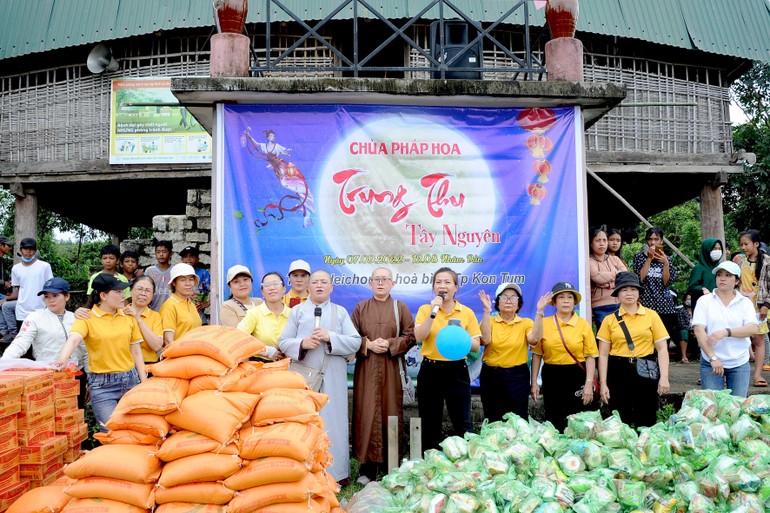 Chùa Pháp Hoa chia sẻ yêu thương đến bà con Tây Nguyên dịp Trung thu