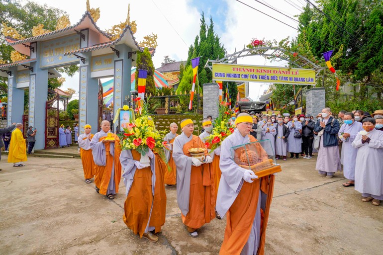 Phụng tống kim quan Ni trưởng Thích nữ Như Hương đến nơi trà-tỳ