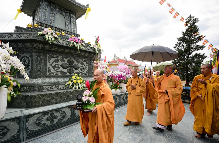 Hòa thượng Thích Trí Quảng nhiễu quanh bảo tháp Hòa thượng Thích Viên Giác 