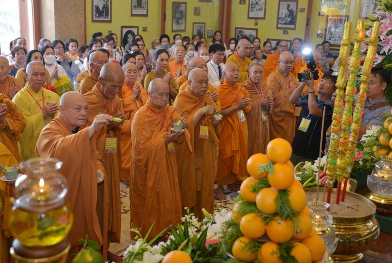 Chư tôn đức và quan khách niêm hương tại chánh điện trong lễ khánh thành Di tích đắc đạo Tổ sư Minh Đăng Quang tại Mũi Nai - Hà Tiên, tỉnh Kiên Giang - Ảnh: BGN