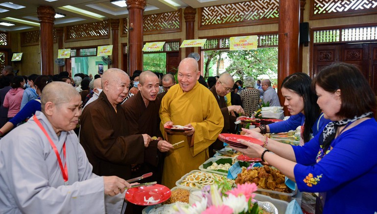 Chư tôn đức thưởng thức các món chay tại Hội chợ "Ẩm thực chay" do Phân ban Ni giới quận 4 tổ chức