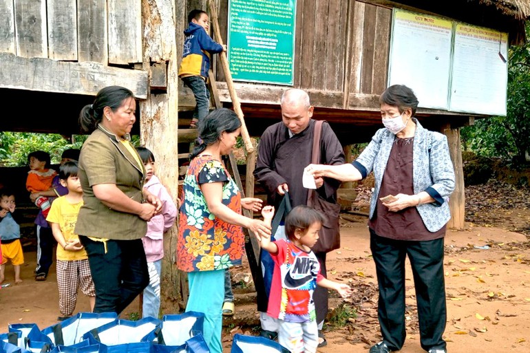 Thượng tọa Thích Quang Hạnh cùng các mạnh thường quân trao quà đến đồng bào dân tộc tại xã Đắk Hring 