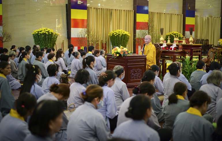 Thượng tọa Thích Thiện Quý, Phó ban kiêm Chánh Thư ký Ban Trị sự GHPGVN TP.HCM thuyết pháp trong khuôn khổ chương trình Pháp hội Dược Sư tại Việt Nam Quốc Tự sáng mùng 7 tháng Giêng năm Quý Mão