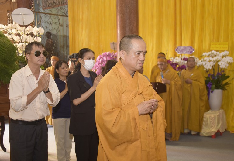 Thượng tọa Thích Tâm Hải, Tổng Biên tập Báo Giác Ngộ cùng phóng viên, biên tập, cán bộ, nhân viên dâng hương tưởng niệm Trưởng lão Hòa thượng Thích Thanh Sơn