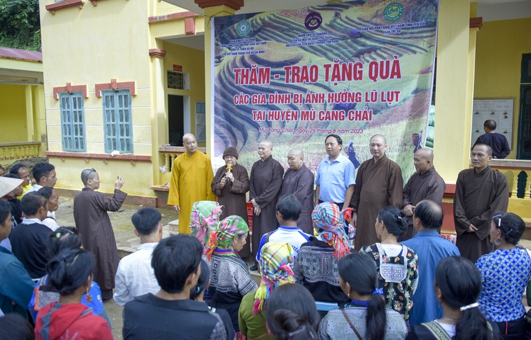 Đoàn Ban Kinh tế - Tài chính T.Ư, Ban Từ thiện xã hội GHPGVN TP.HCM và nhóm chia sẻ Sharing thăm, tặng quà người dân X.Hồ Bốn, H.Mù Cang Chải, tỉnh Yên Bái ngày 25-8