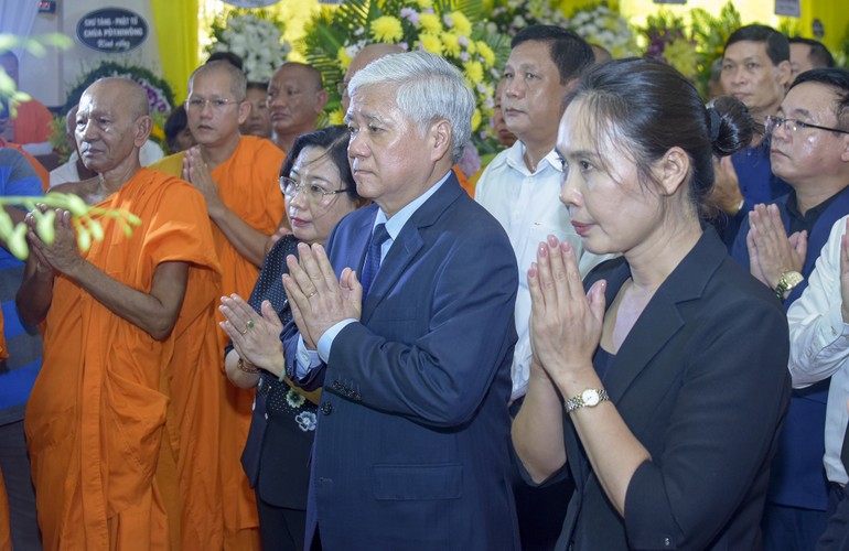 Ông Đỗ Văn Chiến và bà Trần Thị Minh Nga đại diện lãnh đạo Đảng, Nhà nước, UBTƯMTTQVN viếng tang Trưởng lão Hòa thượng Dương Nhơn