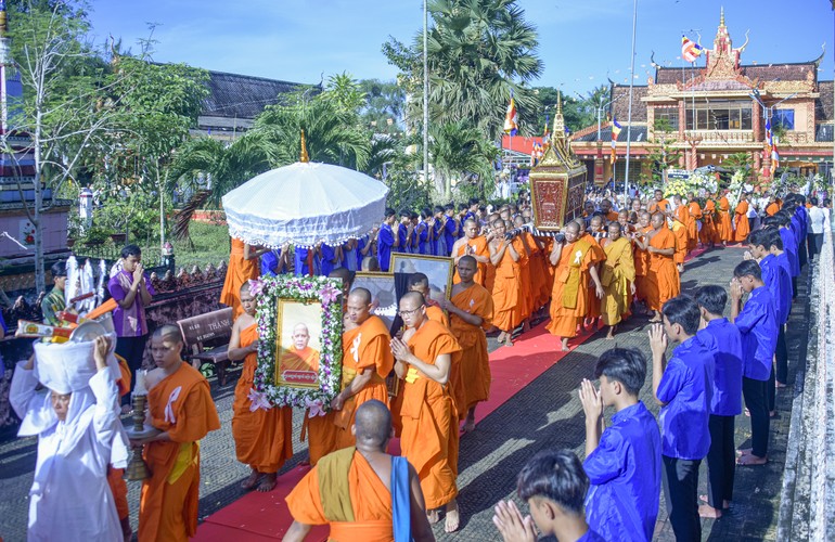 Chư Tăng, Phật tử đồng bào cung thỉnh kim quan Trưởng lão Hòa thượng Dương Nhơn nhiễu quanh chánh điện 3 vòng trước khi tôn trí nơi đài sẽ cử hành lễ truy điệu và trà-tỳ vào chiều tối nay 6-10 - Ảnh: Quảng Đạo/BGN